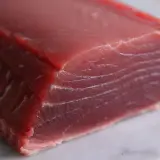 Un trozo de atún rojo fresco, listo para convertirse en deliciosa mojama.