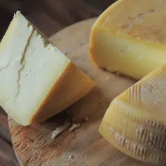 Queso de leche cruda, perfecto para compartir con niños. Su textura y sabor evocan la tradición.