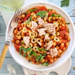 Deliciosa amanida de pasta con garbanzos, atún, aceitunas y tomate. Un plato fresco y nutritivo.