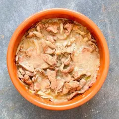 Un plato de barro con un delicioso hígado encebollado, jugoso y lleno de sabor.