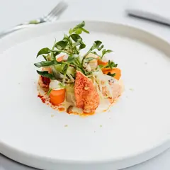 Exquisita ensalada de bogavante gourmet con verduras frescas y una cremosa salsa.