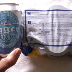Lata de cerveza Lager 0,0% vol. La etiqueta explica cómo le quitan el alcohol a la cerveza.