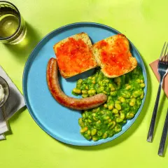 Butifarra fresca a la plancha con judías verdes y pan con tomate. Un plato sencillo y sabroso.