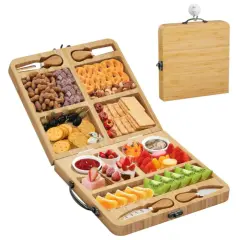 Tabla de bambú abierta con variedad de quesos, frutos secos, galletas y frutas frescas como fresas, kiwi y naranjas.