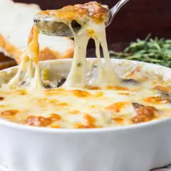 Queso fundido burbujeante, ideal para untar en pan tostado. ¡El mejor queso para sandwich!