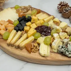 Tabla de quesos variados, uvas, nueces y mermelada. Ideas para tablas de quesos perfectas para compartir.