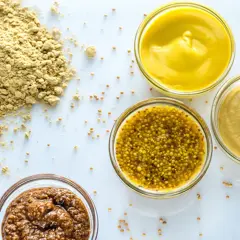 Explora a que sabe la mostaza: polvo, grano entero, Dijon y una oscura y picante.