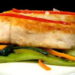 Bonito jugoso con pimientos rojos y verduras salteadas. Un plato perfecto para aprender como cocinar el bonito para que quede jugoso.