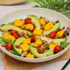 Deliciosa ensalada de mango con aguacate, tomates cherry y pistachos. Fresca y colorida, perfecta para cualquier ocasión.