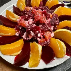 Ensalada de remolacha con gajos de naranja y queso desmoronado, una explosión de color y sabor.