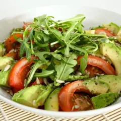Ensalada fresca con aguacate, tomate y rúcula. Perfecta para tus recetas con aguacate.