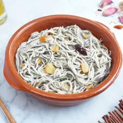 Un cuenco de barro con gulas al ajillo, salteadas con ajo y guindilla. Un plato tradicional español.