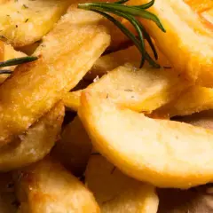 Patatas gajo doradas y crujientes, con romero fresco y sal marina. Un placer para el paladar.