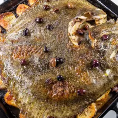 Rodaballo al horno con patatas y aceitunas, una de las mejores rodaballo recetas gourmet.