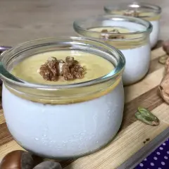 Deliciosa cuajada de oveja con nueces y pistachos. Sus propiedades la hacen un postre nutritivo y sabroso.