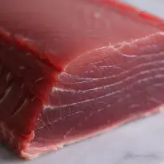 Un trozo de atún rojo fresco, listo para convertirse en deliciosa mojama.