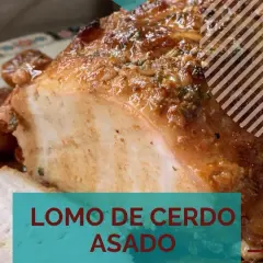 Jugoso lomo de cerdo asado, con una costra dorada y especiada, listo para ser disfrutado.