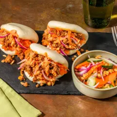 Bao buns con relleno picante y ensalada fresca de zanahoria y pepino. ¡Perfecto para tus recetas con pepino!