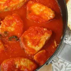Bonito en salsa de tomate, un plato casero con trozos de pan.