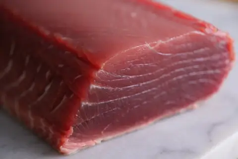 Un trozo de atún rojo fresco, listo para convertirse en deliciosa mojama.