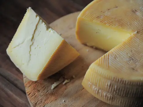 ¿Pueden los niños comer queso de leche cruda? Guía segura