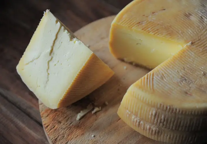 Queso de leche cruda, perfecto para compartir con niños. Su textura y sabor evocan la tradición.