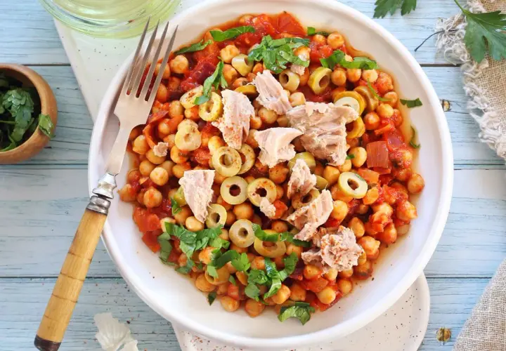 Deliciosa amanida de pasta con garbanzos, atún, aceitunas y tomate. Un plato fresco y nutritivo.