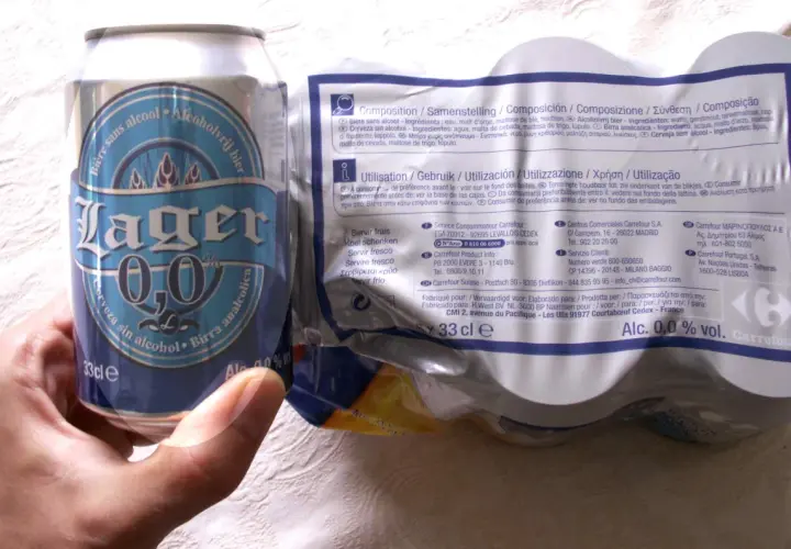 Lata de cerveza Lager 0,0% vol. La etiqueta explica cómo le quitan el alcohol a la cerveza.