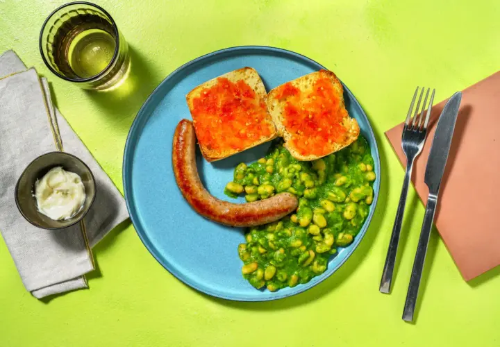 Butifarra fresca a la plancha con judías verdes y pan con tomate. Un plato sencillo y sabroso.