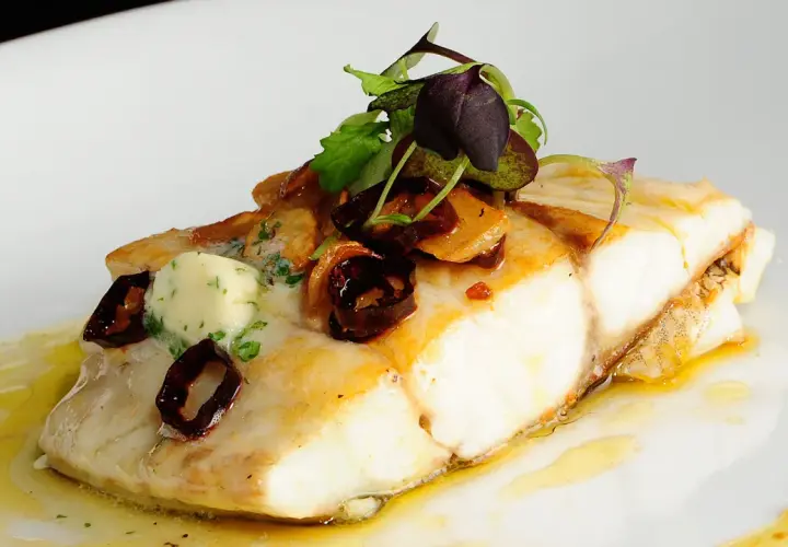 Filete de corvina con mantequilla de hierbas y aceitunas negras, una de las corvina recetas gourmet.