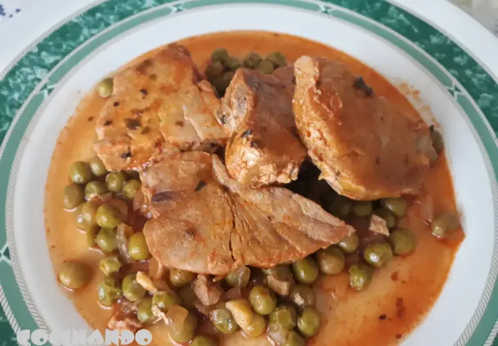 Guisantes con atún en salsa roja, un plato casero que huele delicioso.
