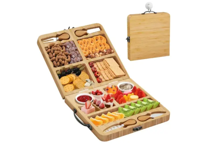 Tabla de bambú abierta con variedad de quesos, frutos secos, galletas y frutas frescas como fresas, kiwi y naranjas.