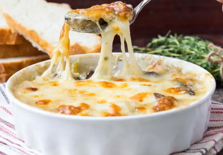 Queso fundido burbujeante, ideal para untar en pan tostado. ¡El mejor queso para sandwich!