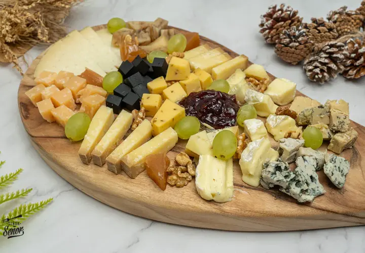 Tabla de quesos variados, uvas, nueces y mermelada. Ideas para tablas de quesos perfectas para compartir.