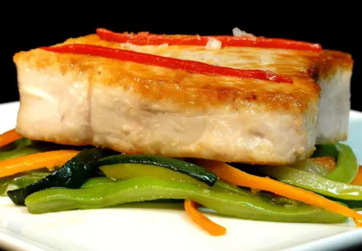 Bonito jugoso con pimientos rojos y verduras salteadas. Un plato perfecto para aprender como cocinar el bonito para que quede jugoso.