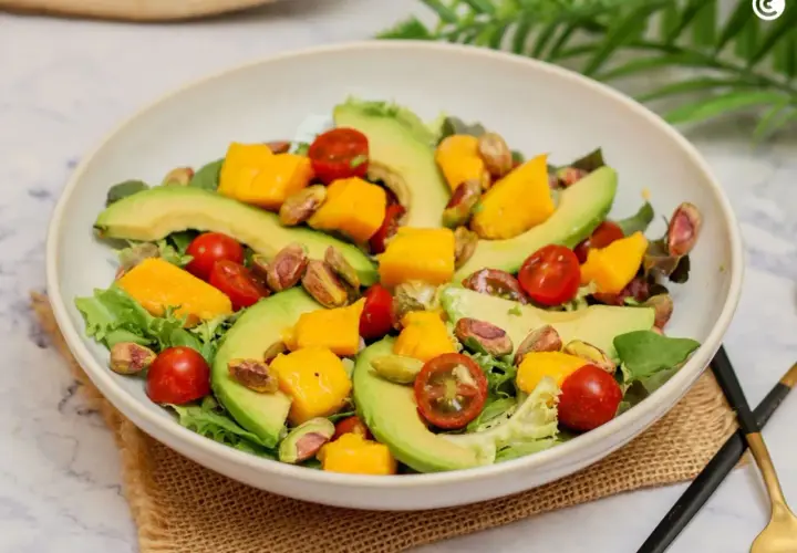 Deliciosa ensalada de mango con aguacate, tomates cherry y pistachos. Fresca y colorida, perfecta para cualquier ocasión.