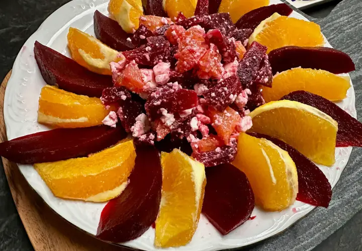 Ensalada de remolacha con gajos de naranja y queso desmoronado, una explosión de color y sabor.