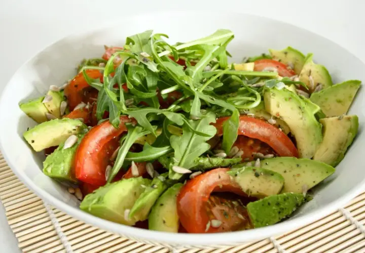 Ensalada fresca con aguacate, tomate y rúcula. Perfecta para tus recetas con aguacate.