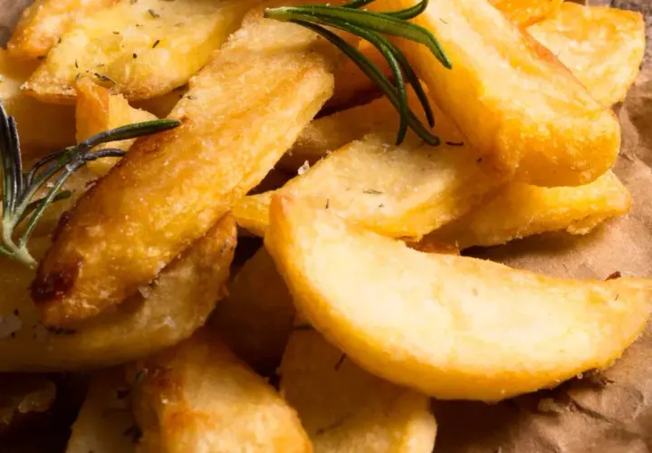 Patatas gajo doradas y crujientes, con romero fresco y sal marina. Un placer para el paladar.