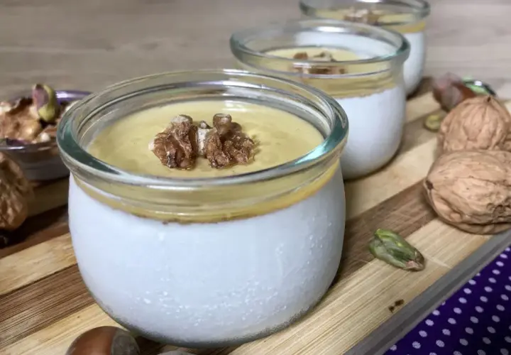 Deliciosa cuajada de oveja con nueces y pistachos. Sus propiedades la hacen un postre nutritivo y sabroso.