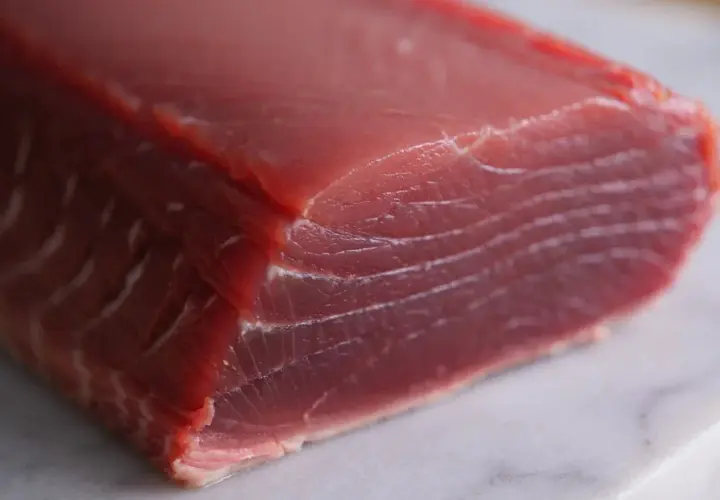Un trozo de atún rojo fresco, listo para convertirse en deliciosa mojama.