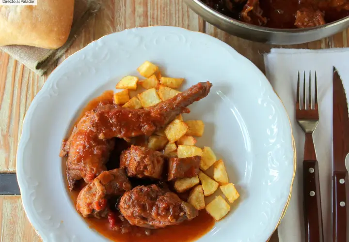 Plato de conejo guisado con patatas fritas. Un delicioso plato casero que invita a disfrutar.