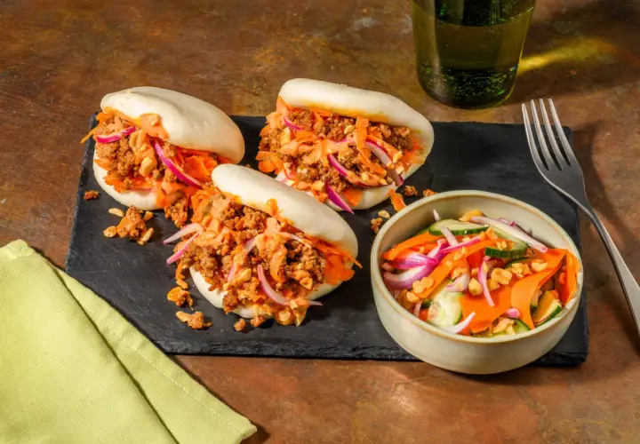 Bao buns con relleno picante y ensalada fresca de zanahoria y pepino. ¡Perfecto para tus recetas con pepino!