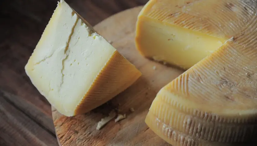 Queso de leche cruda, perfecto para compartir con niños. Su textura y sabor evocan la tradición.