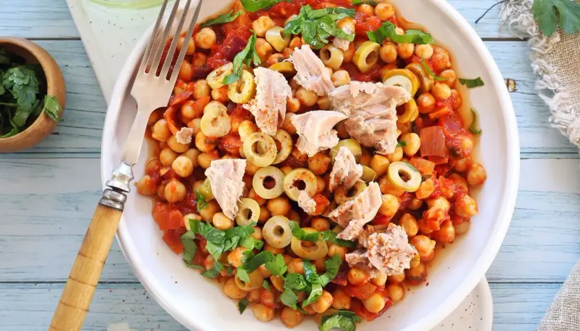 Deliciosa amanida de pasta con garbanzos, atún, aceitunas y tomate. Un plato fresco y nutritivo.