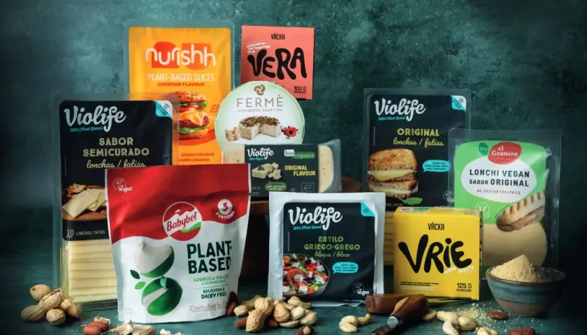 Variedad de quesos veganos, de qué está hecho el queso vegano: anacardos, agua y sal.