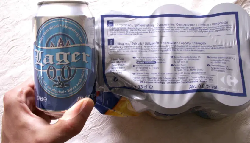 Lata de cerveza Lager 0,0% vol. La etiqueta explica cómo le quitan el alcohol a la cerveza.