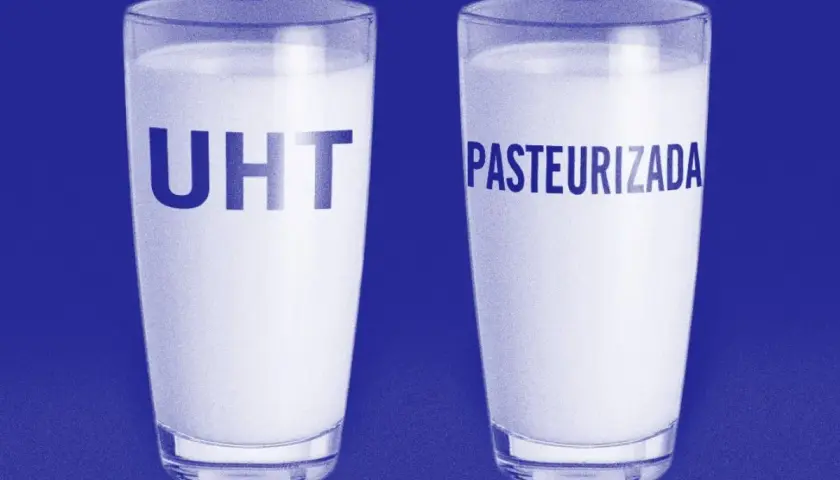 Dos vasos de leche, uno etiquetado "UHT" y otro "PASTEURIZADA", mostrando que la leche fresca está pasteurizada.