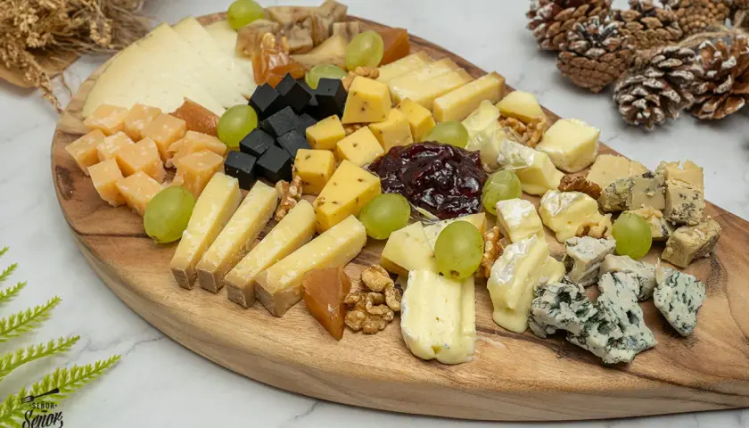 Tabla de quesos variados, uvas, nueces y mermelada. Ideas para tablas de quesos perfectas para compartir.