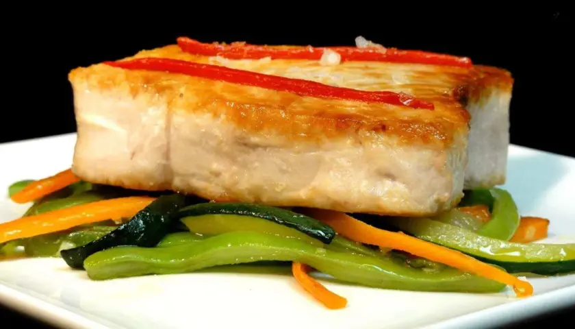 Bonito jugoso con pimientos rojos y verduras salteadas. Un plato perfecto para aprender como cocinar el bonito para que quede jugoso.